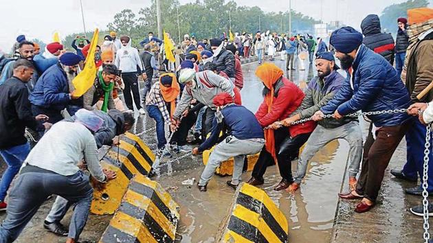 Members of various farmer organisations trying to cross Shambu border on Thursday. (Bharat Bhushan /HT) Members of various farmer organisations trying to cross Shambu border on Thursday. (Bharat Bhushan /HT)
