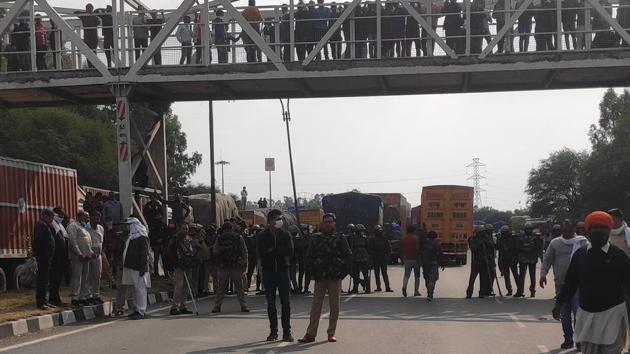 Haryana Police have blocked a 15 km stretch of the national highway in Karnal to stop a farmers’ protest march to Delhi (HT PHOTO) Haryana Police have blocked a 15 km stretch of the national highway in Karnal to stop a farmers’ protest march to Delhi (HT PHOTO)