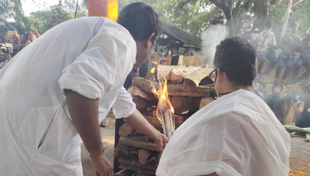 Tarun Gogoi’s son Gaurav, (right) performing his last rites at the Nabagraha crematorium in Guwahati on Thursday.(TWITTER/RIPUN BORA.) Tarun Gogoi’s son Gaurav, (right) performing his last rites at the Nabagraha crematorium in Guwahati on Thursday.(TWITTER/RIPUN BORA.)
