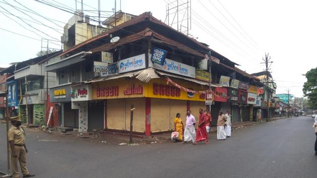 An empty street in Kannur in north Kerala on Thursday during a strike called by trade unions.(HT PHOTO) An empty street in Kannur in north Kerala on Thursday during a strike called by trade unions.(HT PHOTO)