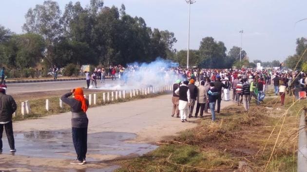 Tear gas shells and water cannons were used to disperse farmers at Jhamari border, near Ambala.(Sant Arora/HT Photos) Tear gas shells and water cannons were used to disperse farmers at Jhamari border, near Ambala.(Sant Arora/HT Photos)