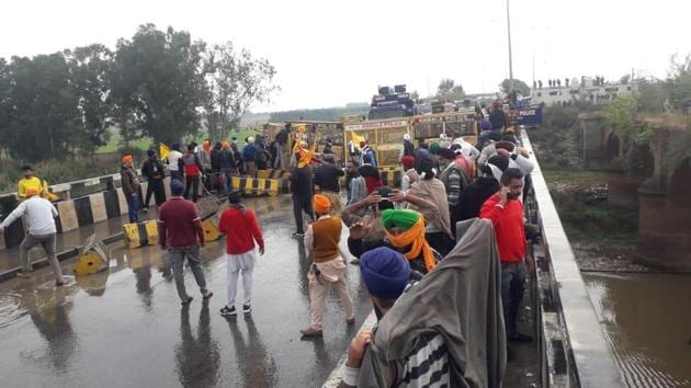 After Haryana Police blocked their entry at Khanauri border in Sangrur district on Wednesday, Punjab’s farmers have decided to undertake the Delhi Chalo march through other routes besides trying to enter through the highway again on Thursday.(Avtar Singh/HT)