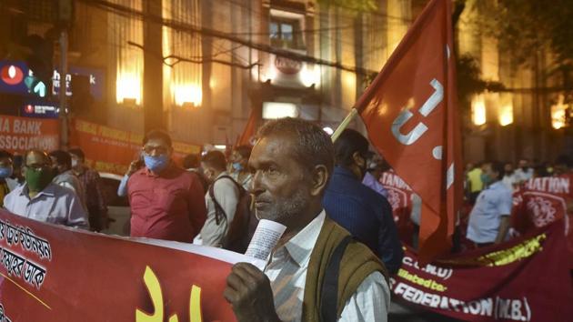 Members of various bank employee unions in Kolkata participate in a rally to support 'Bharat Bandh' on November 26.(PTI) Members of various bank employee unions in Kolkata participate in a rally to support 'Bharat Bandh' on November 26.(PTI)