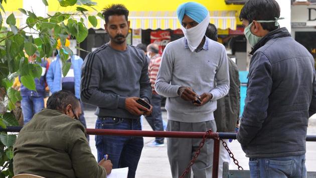 A cop issuing challan for not wearing mask at the Sector-17 Plaza in Chandigarh on Thursday.(Keshav Singh/HT) A cop issuing challan for not wearing mask at the Sector-17 Plaza in Chandigarh on Thursday.(Keshav Singh/HT)
