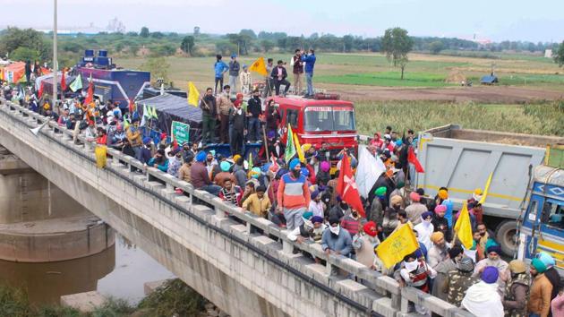 Members of various farmers organizations try to cross Shambu Border during the “Delhi Chalo” protest march in Patiala on November 26. Haryana Police fired tear gas and used water cannons to stop farmers from Punjab marching to New Delhi to protest the Centre’s agricultural reforms. The confrontation occurred when police tried to stop the farmers from crossing a bridge about 200 kilometres from Delhi. (PTI) Members of various farmers organizations try to cross Shambu Border during the “Delhi Chalo” protest march in Patiala on November 26. Haryana Police fired tear gas and used water cannons to stop farmers from Punjab marching to New Delhi to protest the Centre’s agricultural reforms. The confrontation occurred when police tried to stop the farmers from crossing a bridge about 200 kilometres from Delhi. (PTI)