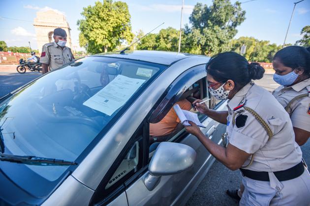 Mask rule violators, wanting to escape challan, have been coming up with quite a few tried and tested excuses.(Photo: Biplov Bhuyan/HT)