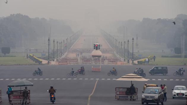 Vehicles ply at Vijay Chowk amid low visibility due to smog, in New Delhi on November 25.(PTI) Vehicles ply at Vijay Chowk amid low visibility due to smog, in New Delhi on November 25.(PTI)