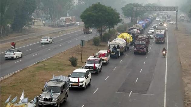 A farmers’ convoy on its way to Delhi to protest at Ludhiana's Ladhowal Toll Plaza on Wednesday.(ANI)