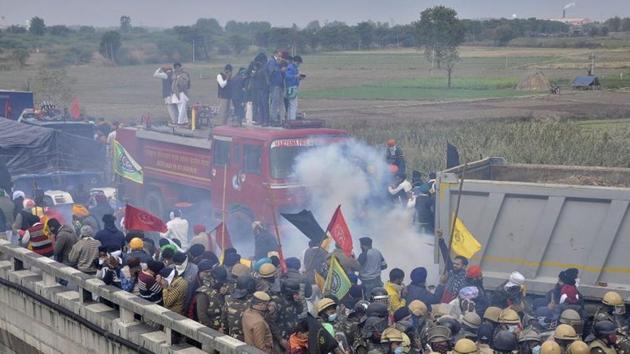 Farmers run away as police fire tear smoke shells to disperse the protesters near Ambala on Thursday.(Reuters Photo) Farmers run away as police fire tear smoke shells to disperse the protesters near Ambala on Thursday.(Reuters Photo)