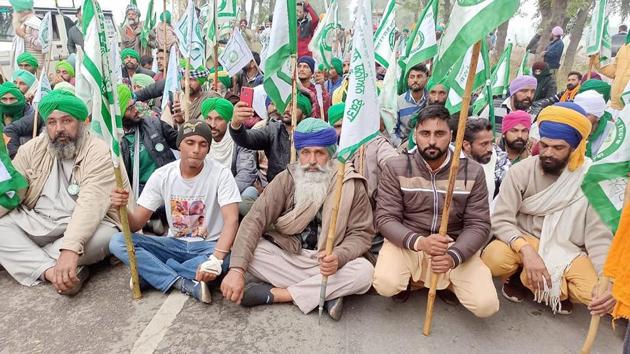 Farmers stage a protest against the farm reform bills, in Hisar district.(PTI)