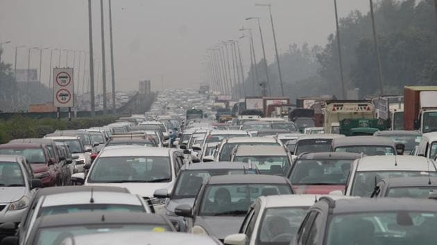 Commuters travelling from Delhi to Gurugram on Wednesday also said that they faced a long wait to enter the city(Rahul Grover/Hindustan Times)