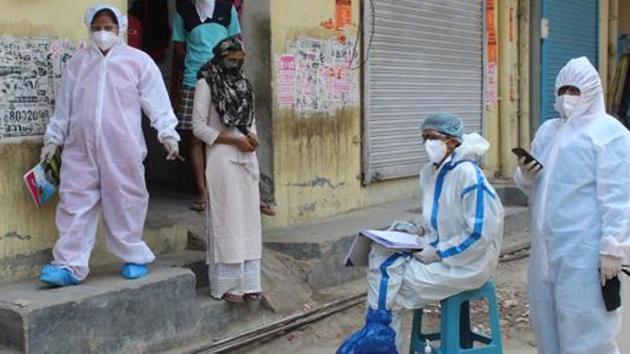 Medical workers in PPE overalls during a screening exercise in Sirhaul village during a nationwide lockdown due to coronavirus pandemic, at Sirhaul village.(Yogendra Kumar/HT PHOTO) Medical workers in PPE overalls during a screening exercise in Sirhaul village during a nationwide lockdown due to coronavirus pandemic, at Sirhaul village.(Yogendra Kumar/HT PHOTO)