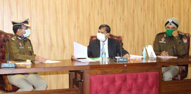 Punjab DGP Dinkar Gupta (centre) with Ludhiana police commissioner Rakesh Agarwal on his right Ludhiana on Thursday. (HT Photo) Punjab DGP Dinkar Gupta (centre) with Ludhiana police commissioner Rakesh Agarwal on his right Ludhiana on Thursday. (HT Photo)