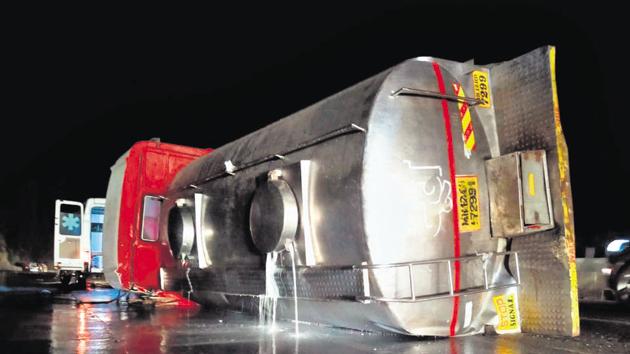 One person died when a milk tanker heading towards Mumbai overturned near Khandala tunnel on Mumbai-Pune expressway on November 18. In 2019, between January and October, 56 fatal accidents claimed 65 lives while this year during the same time span, 53 fatal accidents happened with 58 deaths on the e-way during the lockdown.(HT PHOTO)