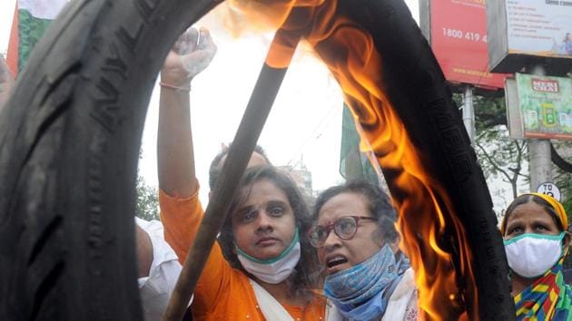 West Bengal, Nov 26 (ANI): Left workers block roads during a protest in support of Bharat Bandh against new labor policies introduced by the Centre, at Moulali crossing in Kolkata on Thursday. (ANI Photo)(ANI) West Bengal, Nov 26 (ANI): Left workers block roads during a protest in support of Bharat Bandh against new labor policies introduced by the Centre, at Moulali crossing in Kolkata on Thursday. (ANI Photo)(ANI)