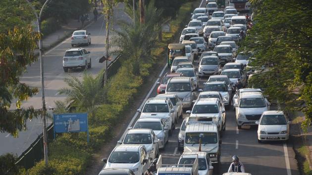 Traffic Jam On NH 73 Panchkula to Yamunanagar at Majri Chowk in Panchkula.(Sant Arora/HT)