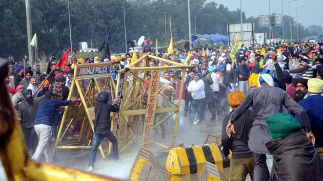 Members of various farmers’ organizations clash with police personnel while marching through Shambu Border during the Delhi Chalo protest against the new farm laws.(Photo: Bharat Bhushan / Hindustan Times)