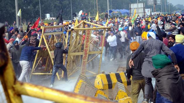 Members of various farmers’ organisations clash with police while marching during the Delhi Chalo protest against the new farm laws, in Patiala, Punjab on Thursday.(Bharat Bhushan/HT Photo)