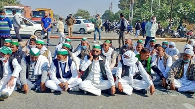 Farmers blocking highways on the call of BKU in Meerut, Baghpat and other districts of western UP on Friday.(HT Photo)