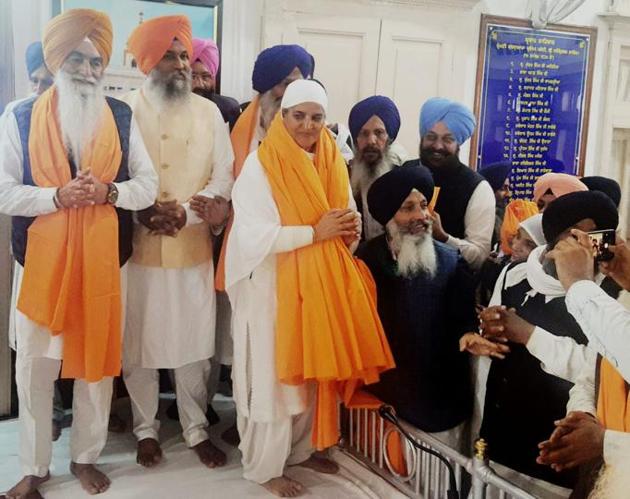Jagir Kaur being felicitated after she was elected the Shiromani Gurdwara Parbandhak Committee president in Amritsar on Friday. She replaces Gobind Singh Longowal, who remained the SGPC chief for three years.(Sameer Sehgal/HT)