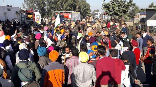 Farmers Protest against Central Government at Shambhu Haryana-Punjab border in Patiala on Friday.(Bharat Bhushan/HT Photo)