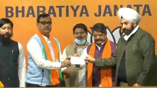 TMC MLA Mihir Goswami joins BJP in the presence of senior party leaders at BJP headquarters in New Delhi.(TWITTER/ @BJP4India.) TMC MLA Mihir Goswami joins BJP in the presence of senior party leaders at BJP headquarters in New Delhi.(TWITTER/ @BJP4India.)