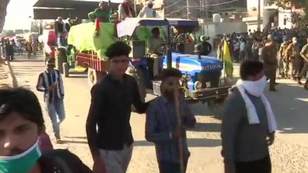 Farmers entering Delhi thorough Tikri border.(ANI Photo) Farmers entering Delhi thorough Tikri border.(ANI Photo)