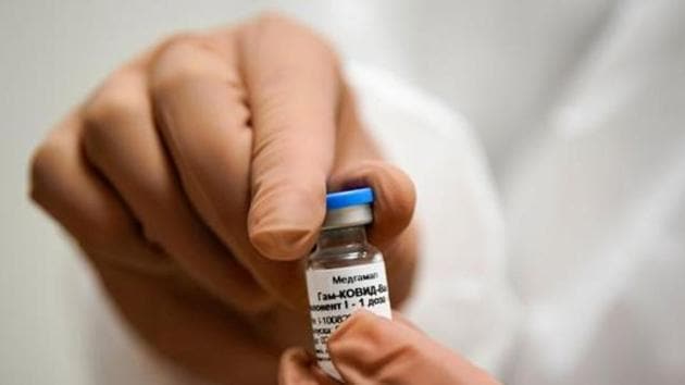 A nurse prepares Sputnik-V vaccine for inoculation at a clinic in Tver, Russia, on October 12.(File photo) A nurse prepares Sputnik-V vaccine for inoculation at a clinic in Tver, Russia, on October 12.(File photo)
