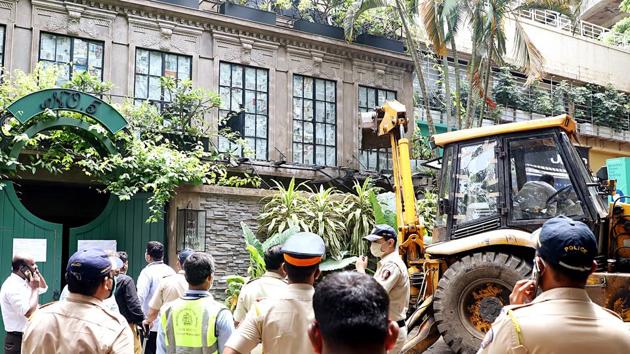 Brihanmumbai Municipal Corporation officials demolishing Kangana Ranaut's office in Mumbai in September.(ANI File)