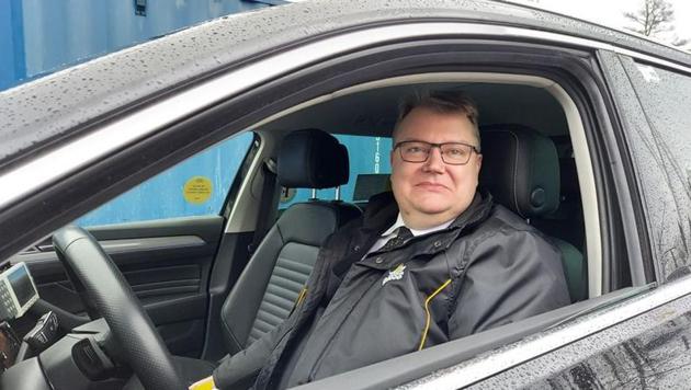 "Corona cabby" Lars-Goran Goransson pulls up in his car to a COVID-19 test distribution centre in southern Stockholm, Sweden.(REUTERS) "Corona cabby" Lars-Goran Goransson pulls up in his car to a COVID-19 test distribution centre in southern Stockholm, Sweden.(REUTERS)
