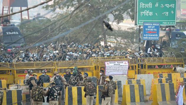 Delhi police deployed in large numbers to stop farmers coming to Delhi during their 'Delhi Chalo' protest against the Kisan Bill, at Singhu border in New Delhi.(PTI Photo) Delhi police deployed in large numbers to stop farmers coming to Delhi during their 'Delhi Chalo' protest against the Kisan Bill, at Singhu border in New Delhi.(PTI Photo)