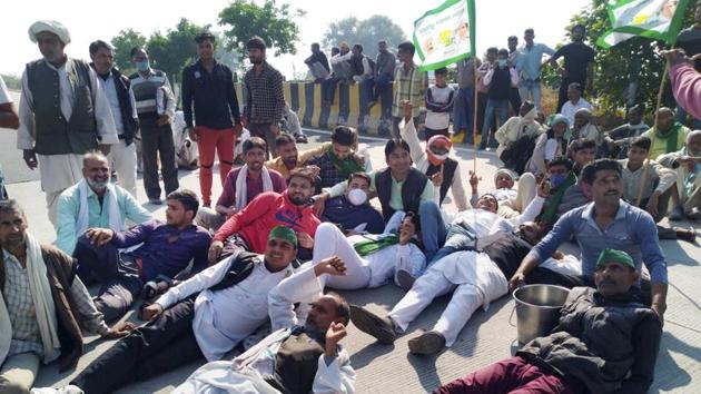 Farmers block Yamuna Expressway during their 'Delhi Chalo' protest march against the new farm laws, in Mathura.(PTI)