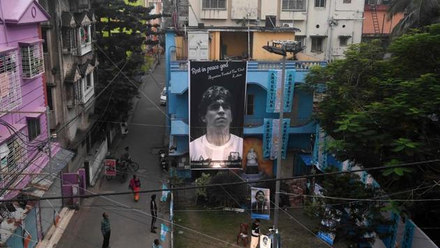 A giant banner of Maradona hangs on a building in Kolkata, India on November 26. (Dibyangshu Sarkar / AFP)