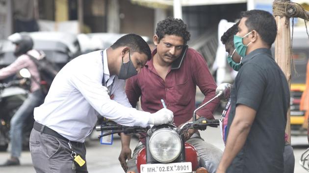 BMC officers fine those out on the streets without a mask at Goregaon on Friday. (Satyabrata Tripathy/HT Photo) BMC officers fine those out on the streets without a mask at Goregaon on Friday. (Satyabrata Tripathy/HT Photo)