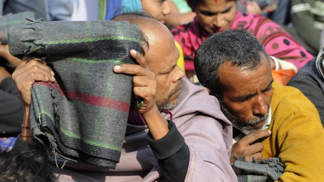 A file photo of a blanket distribution drive in NOIDA.(Photo: Sunil Ghosh/HT)