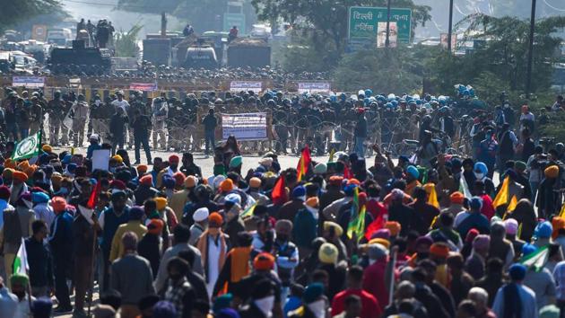 Police block a street to stop farmers from marching to New Delhi to protest against the central government's recent agricultural reforms at the Delhi-Haryana border in Kundli on Friday.(AFP Photo) Police block a street to stop farmers from marching to New Delhi to protest against the central government's recent agricultural reforms at the Delhi-Haryana border in Kundli on Friday.(AFP Photo)