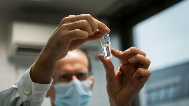 Developers of the Sputnik V Covid-19 vaccine said on Thursday that AstraZeneca should try combining its experimental shot with the Russian one to boost efficacy(REUTERS) Developers of the Sputnik V Covid-19 vaccine said on Thursday that AstraZeneca should try combining its experimental shot with the Russian one to boost efficacy(REUTERS)