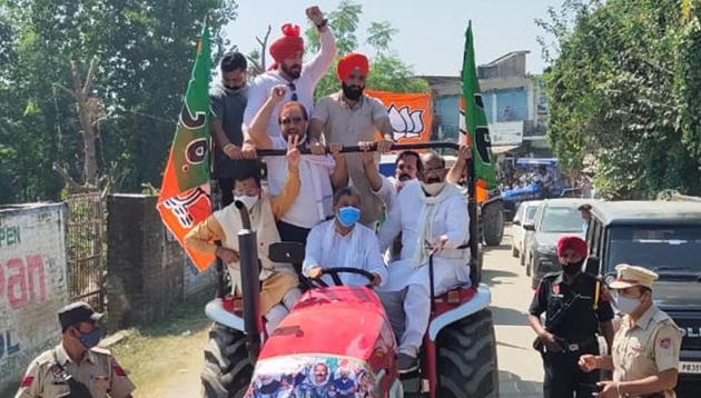 Punjab BJP president Ashwani Sharma during a tractor rally in Pathankot district of Punjab in favour of farm laws earlier in October.(HT file photo)