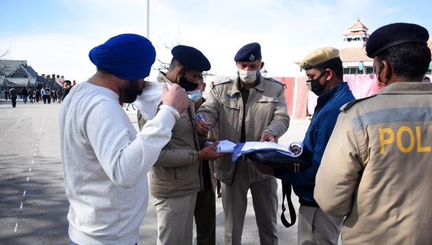 Shimla district police personnel challaning tourists for not wearing masks in public places.(HT File Photo)