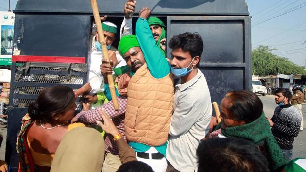 Police personnel detain the protesting supporters of Bharatiya Kisan Union outside Lucknow on Friday.(ANI Photo) Police personnel detain the protesting supporters of Bharatiya Kisan Union outside Lucknow on Friday.(ANI Photo)