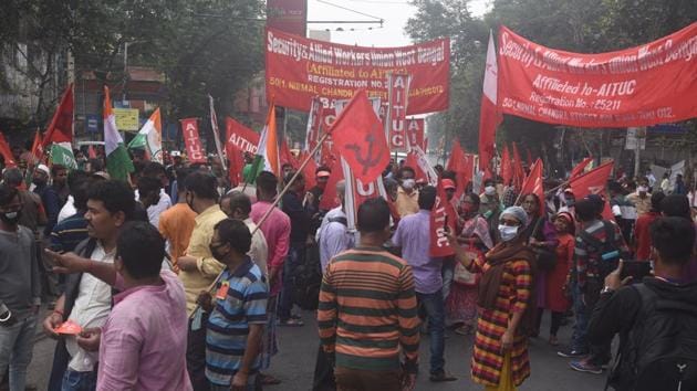 Supporters of the Indian National Congress and left parties protest against labour reform laws at Entally, in Kolkata, West Bengal, India, on Thursday, November 26, 2020.(Photo: Samir Jana / Hindustan Times) Supporters of the Indian National Congress and left parties protest against labour reform laws at Entally, in Kolkata, West Bengal, India, on Thursday, November 26, 2020.(Photo: Samir Jana / Hindustan Times)