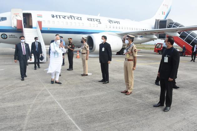 Government officials welcome PM Narendra Modi at the Lohegaon airport on Saturday. Modi landed at SII’s Hadapsar campus at 4:45 pm via a special helicopter.(HT PHOTO) Government officials welcome PM Narendra Modi at the Lohegaon airport on Saturday. Modi landed at SII’s Hadapsar campus at 4:45 pm via a special helicopter.(HT PHOTO)