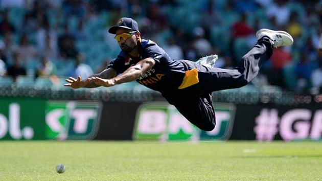 Shikhar Dhawan makes a mess of a chance at long on.(Getty Images) Shikhar Dhawan makes a mess of a chance at long on.(Getty Images)