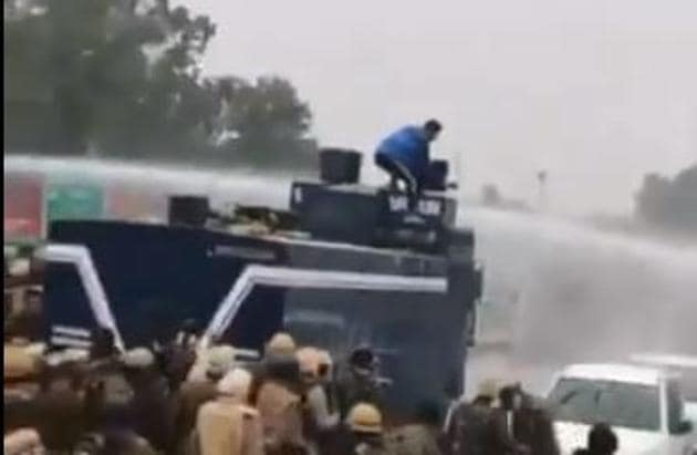 Navdeep Singh turning off water cannon during farmers protest on November 25. ( Photo: Twitter/videograb)