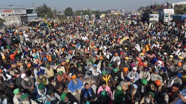 Protesting farmers at the Singhu Border near New Delhi on November 28. The standoff, entering its third day, continued on November 28 at Delhi’s border when instead of occupying the ground, thousands of farmers, reluctant of the police offer, remained camped around the national capital. (Vipin Kumar / HT Photo) 