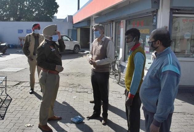 Police investigating the assault at the petrol pump in Salem Tabri, Ludhiana, on Saturday.(Gurpreet Singh/HT)