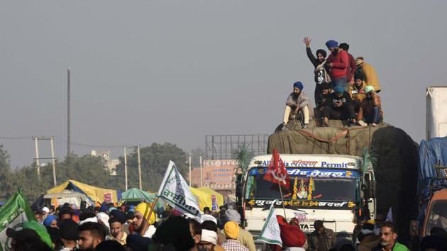 A large mass of protesting farmers assembled at Singhu border to protest against the farm reform laws, in New Delhi.(Biplov Bhuyan/HT PHOTO) A large mass of protesting farmers assembled at Singhu border to protest against the farm reform laws, in New Delhi.(Biplov Bhuyan/HT PHOTO)