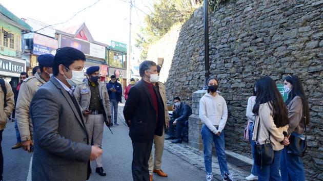 Shimla deputy commissioner Aditya Negi accompanied by police personnel warns citizens to wear their facemask properly. (Deepak Sansta / HT) Shimla deputy commissioner Aditya Negi accompanied by police personnel warns citizens to wear their facemask properly. (Deepak Sansta / HT)