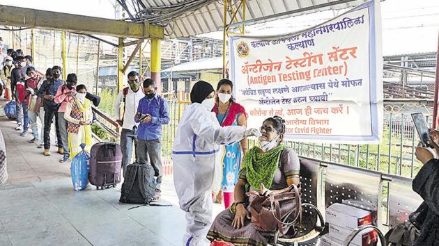 Passengers undergo antigen testing on arrival in Kalyan.(Rishikesh Choudhary/HT) Passengers undergo antigen testing on arrival in Kalyan.(Rishikesh Choudhary/HT)