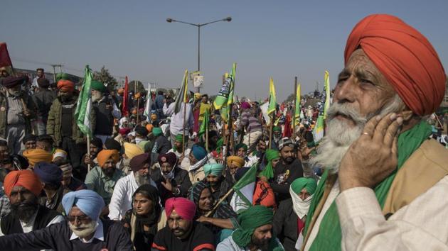 Farmers en route to Delhi protest at a road block on the Delhi-Haryana border crossing in Singhu, Delhi, India, on Friday.(Bloomberg) Farmers en route to Delhi protest at a road block on the Delhi-Haryana border crossing in Singhu, Delhi, India, on Friday.(Bloomberg)